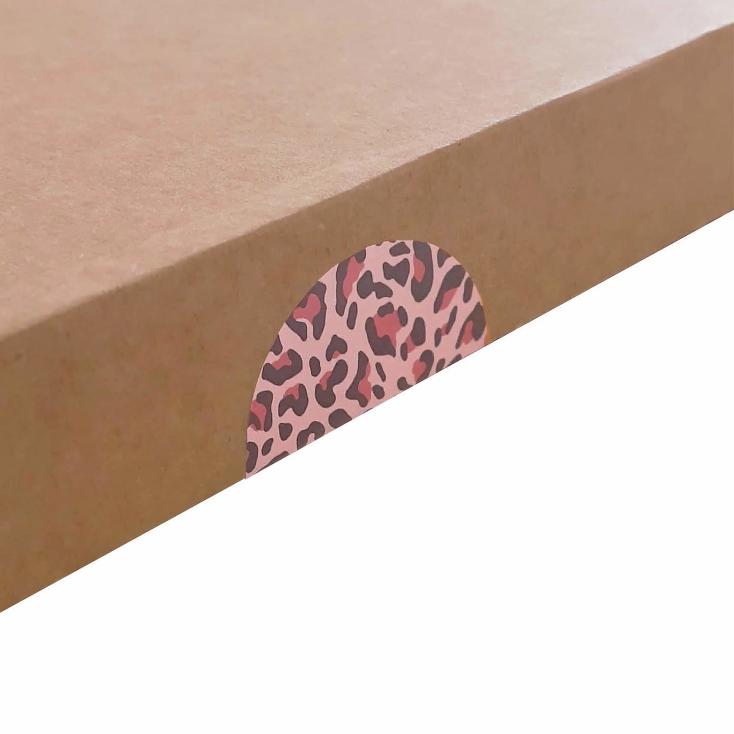 Sluitsticker roze panterprint + perforatielijn (1000 st) - Cupcakedozen.nl