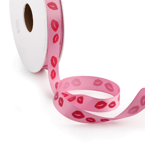 Rol roze lint met rode kusjes