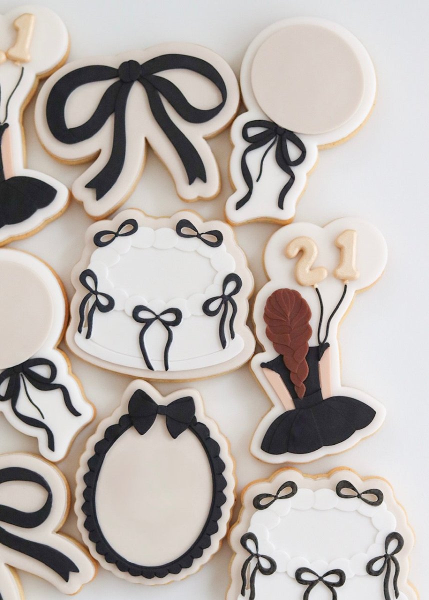 Verjaardagskoekjes met strikken, ballonnen en een bento cake