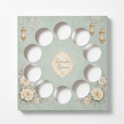 Zachtgroene inlegger met bloemen en het ornament Ramadan Kareem