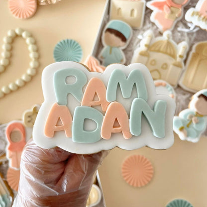 Ramadan koekje in pastelkleuren in de hand