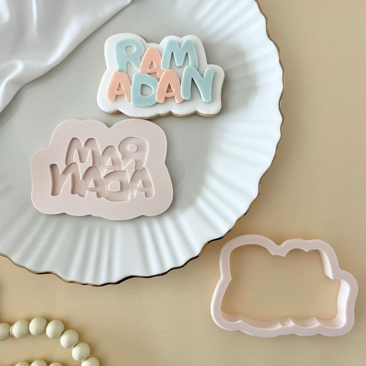 Ramadan koekje met stempel en uitsteker op een wit bord