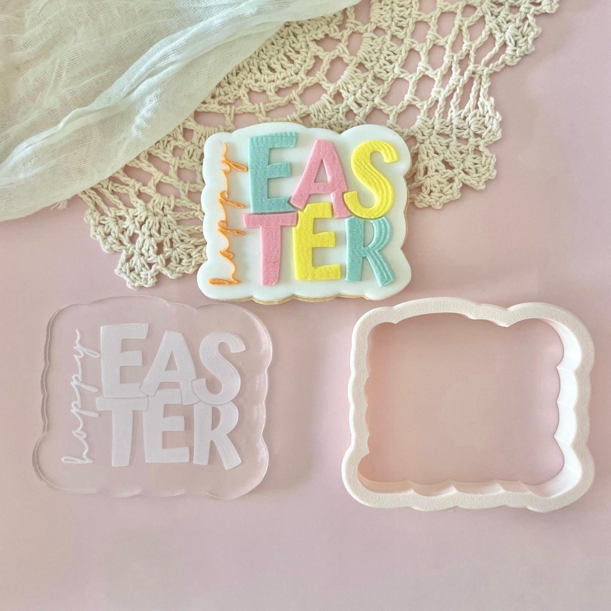 Happy Easter koekje met doorzichtige stempel en uitsteker