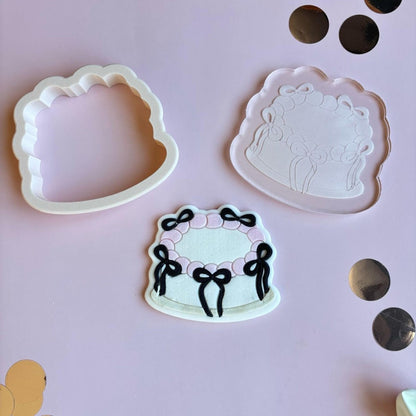 Uitsteker, stempel en bento cake koekje op een lila ondergrond