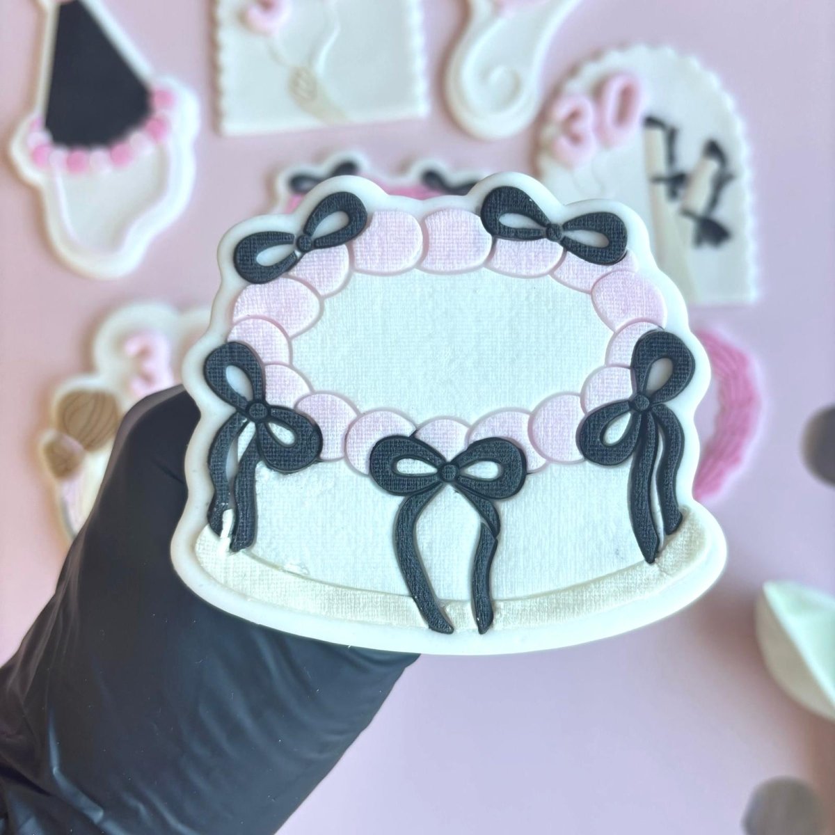 Bento cake koekje in wit en zwart in de hand