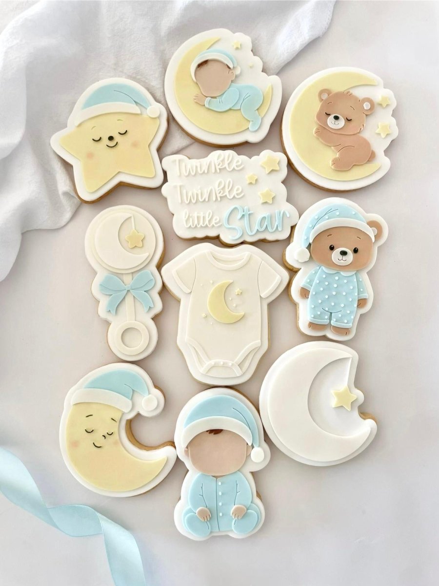 Babyshower koekjes in zachtgeel en lichtblauw met maantjes, sterren en beertjes