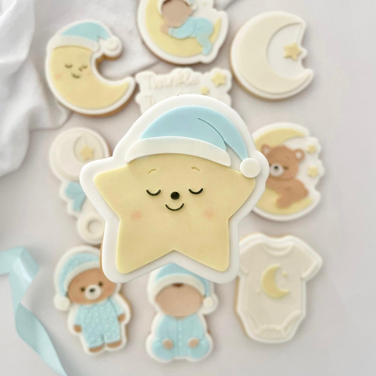 Geel sterkoekje met slaapmutsje en blosjes tussen babykoekjes