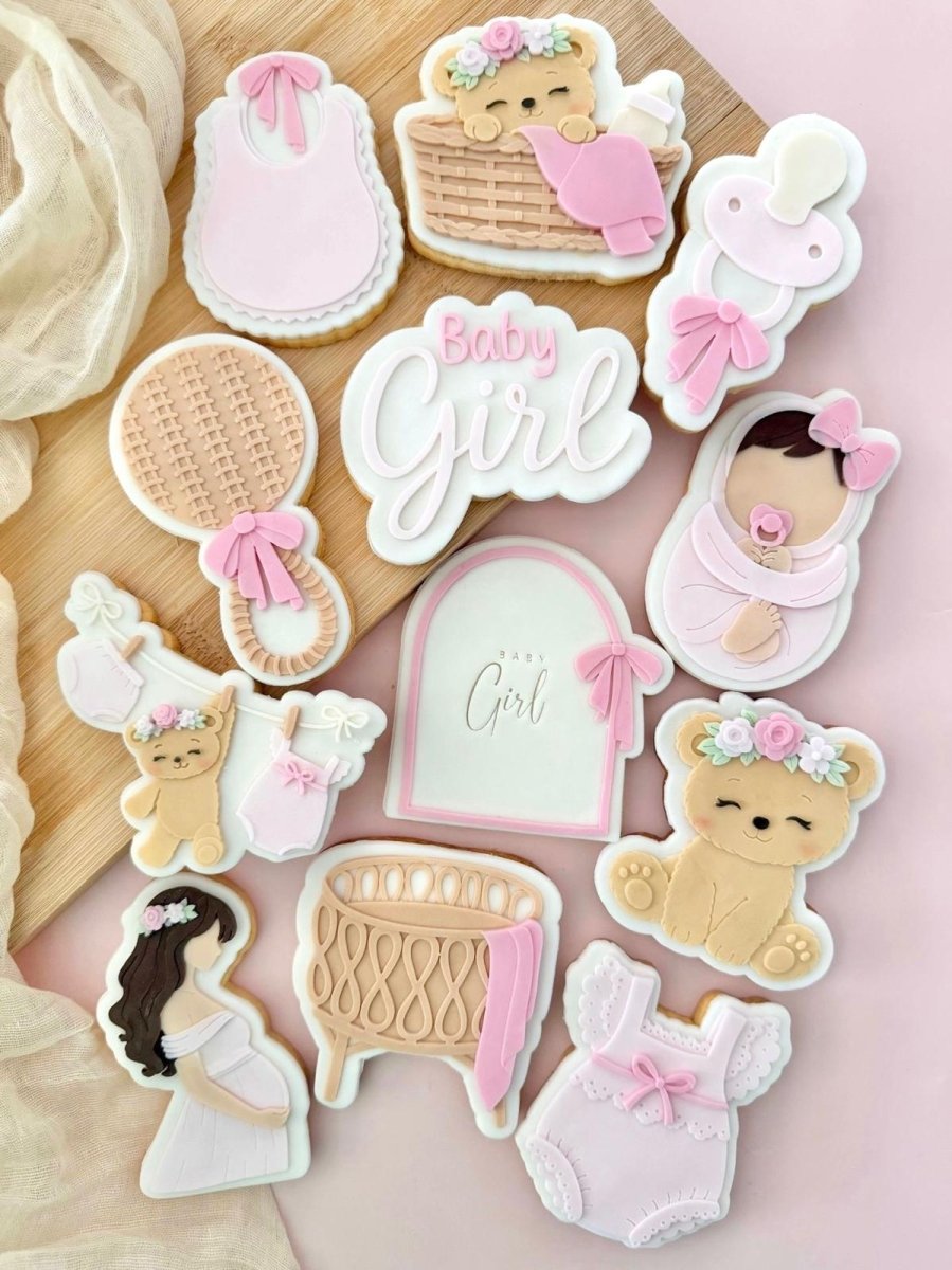 Babyshower koekjes in roze en beige met Baby Boy, Baby Girl, beertje, rompertje en speen