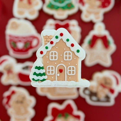 Peperkoekhuisje koekje met besneeuwd dak en een deur met hartje