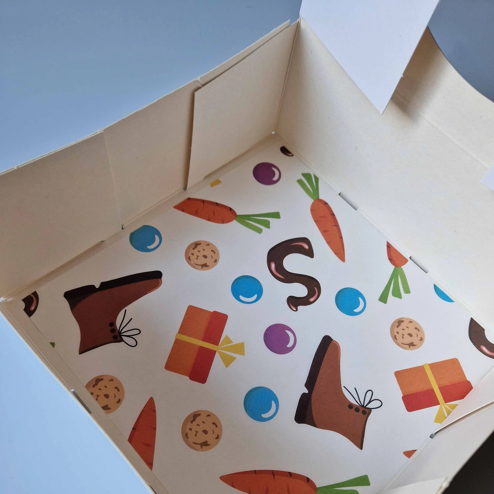 Witte taartdoos rond venster - 21x21x8 (25 st) - Cupcakedozen.nl
