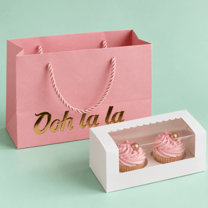 Ooh la la tas met een wit doosje voor 2 cupcakes ervoor, op mintgroene achtergrond