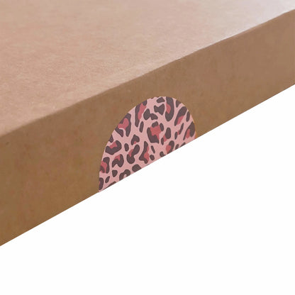 Sluitsticker roze panterprint + perforatielijn (1000 st) - Cupcakedozen.nl